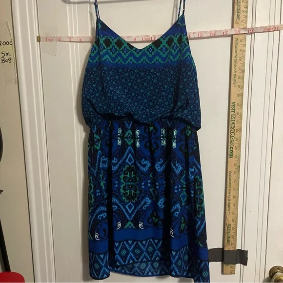 Express ladies Blue and Green Patterned Dress
Medium - Picture 9 of 10
